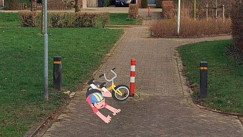 kind van fiets gevallen bij paaltje